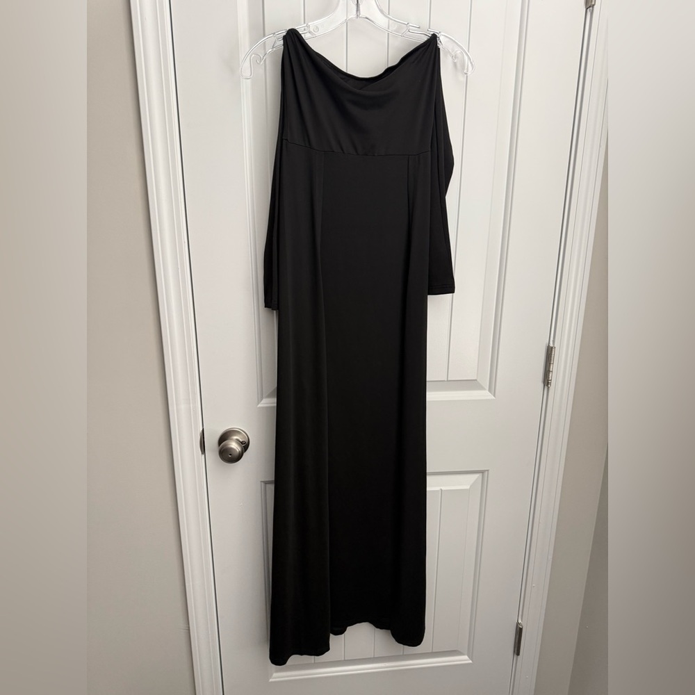 Elegant Black Off-Shoulder Evening Gown with Split Thigh